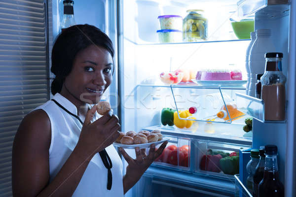 Stockfoto: Vrouw · eten · cookie · Open · koelkast