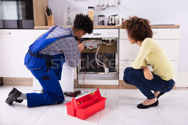 技術員 洗碗機 數字 女子 看 男 商業照片 © AndreyPopov