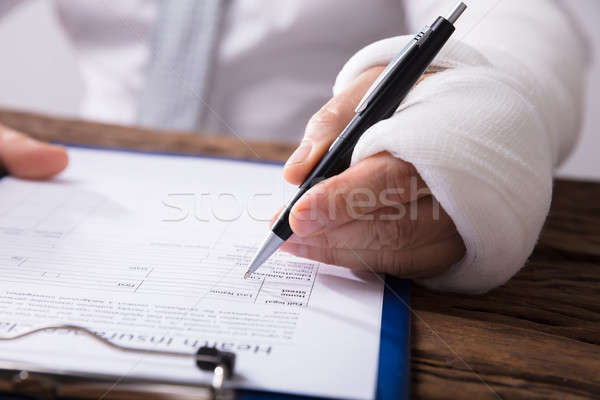Mann defekt Arm Füllung Krankenversicherung Anspruch Stock foto © AndreyPopov