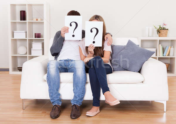 [[stock_photo]]: Couple · points · d'interrogation · salon · visages · femme · homme