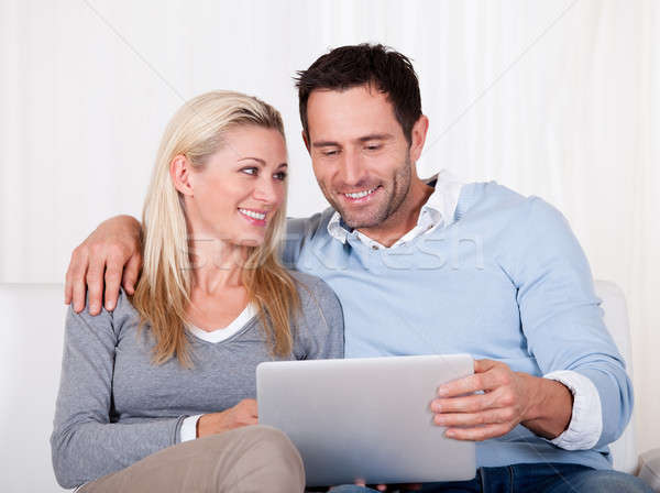 Stockfoto: Paar · naar · tablet · samen · mooie