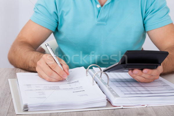 Férfi pénzügyi kiadások otthon papír toll Stock fotó © AndreyPopov