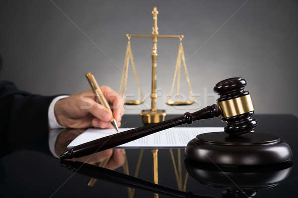 Juez escrito papel escritorio primer plano martillo Foto stock © AndreyPopov