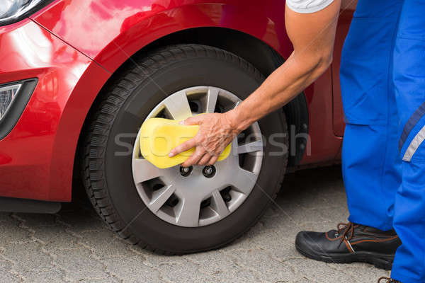 Foto stock: Trabajador · limpieza · coche · rueda · esponja · maduro