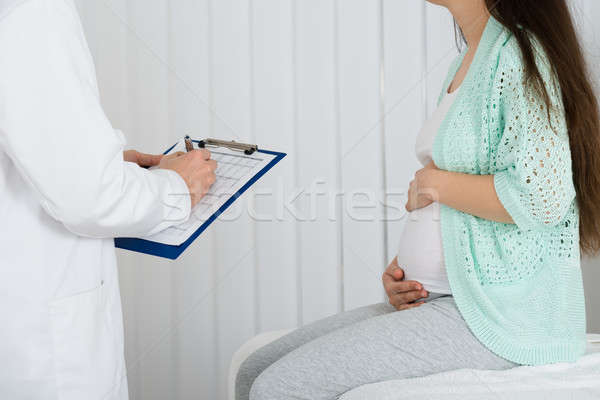 Medic reteta femeie gravida spital mamă femeie Imagine de stoc © AndreyPopov