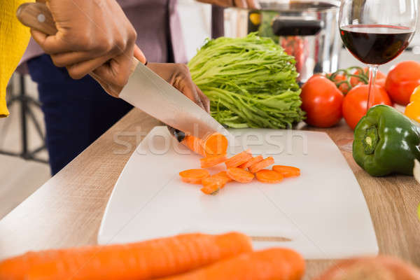 Zanahoria tabla de cortar primer plano mano fiesta Foto stock © AndreyPopov