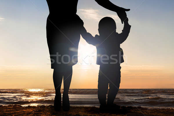 Mãe crianças mão praia silhueta Foto stock © AndreyPopov