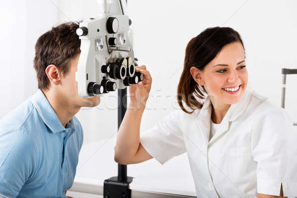 Stockfoto: Vrouwelijke · optometrist · zicht · testen · patiënt · gelukkig