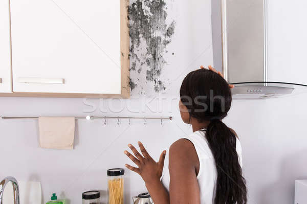 Geschokt vrouw naar muur Stockfoto © AndreyPopov