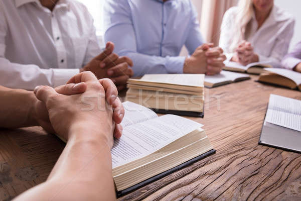 Foto stock: Hombre · rezando · mano · Biblia · primer · plano