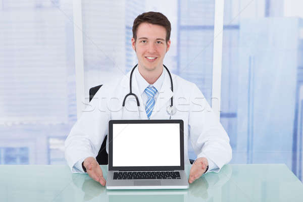 Foto stock: Médico · laptop · tela · secretária · retrato