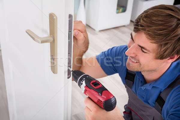 Carpinteiro porta trancar sorridente jovem Foto stock © AndreyPopov