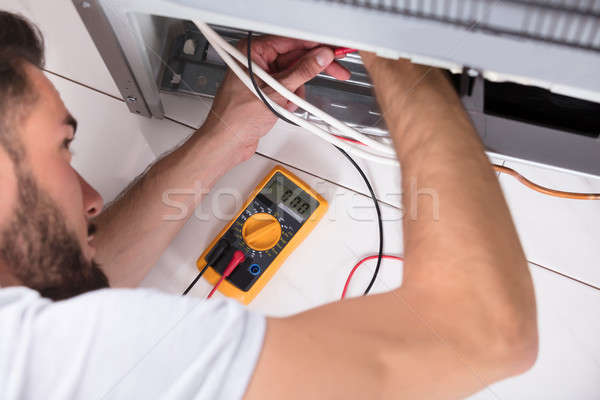 Férfi technikus megvizsgál hűtőszekrény digitális otthon Stock fotó © AndreyPopov