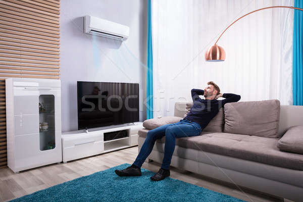 Foto stock: Moço · relaxante · sofá · televisão · casa · casa