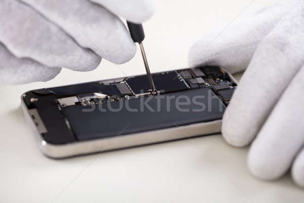 Ludzka ręka smartphone śrubokręt telefonu Zdjęcia stock © AndreyPopov