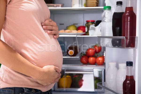 [[stock_photo]]: Femme · permanent · réfrigérateur · femme · enceinte · plein