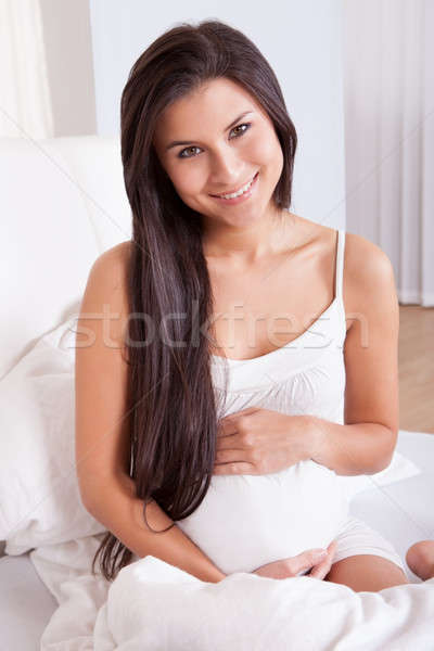 Glimlachend zwangere vrouw bed maag moment tederheid Stockfoto © AndreyPopov