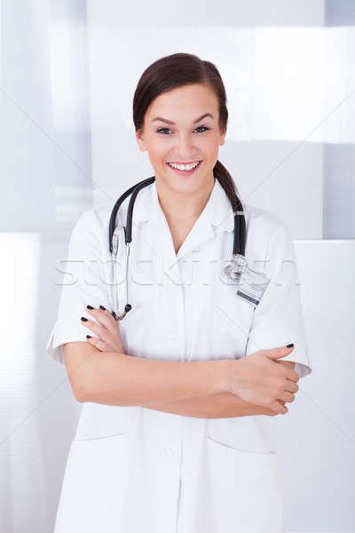 Foto stock: Retrato · feminino · médico · jovem · em · pé · hospital