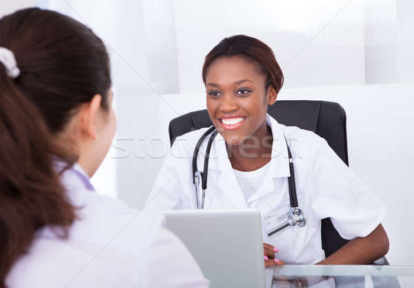 [[stock_photo]]: Homme · dentiste · parler · patient · bureau · clinique