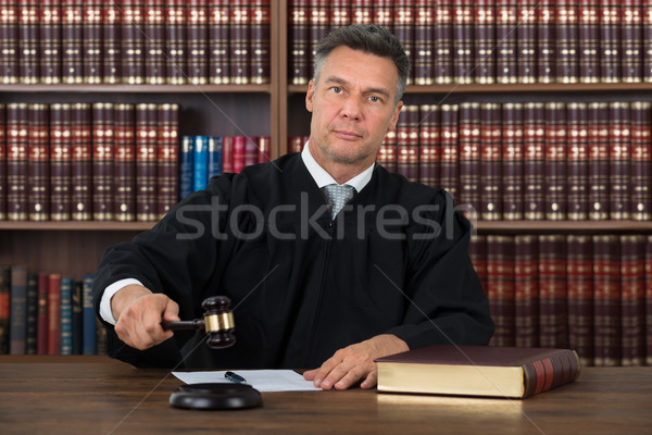 Bíró kalapács asztal érett férfi könyvespolc Stock fotó © AndreyPopov