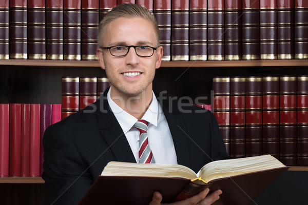 Rechtsanwalt Lesung Buch Gerichtssaal jungen männlich Stock foto © AndreyPopov