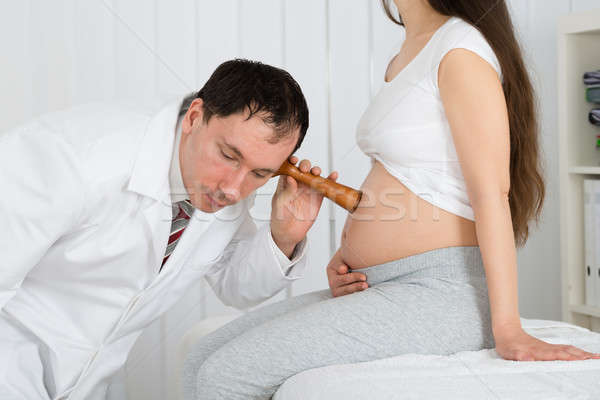 Arts luisteren hartslag baby vrouw man Stockfoto © AndreyPopov
