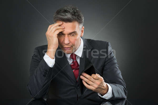 Geschäftsmann leer Brieftasche Sitzung Schreibtisch traurig Stock foto © AndreyPopov
