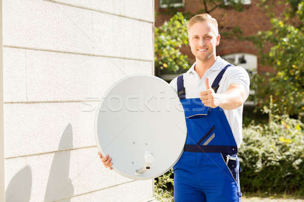 Portret technik telewizja antena satelitarna szczęśliwy mężczyzna Zdjęcia stock © AndreyPopov
