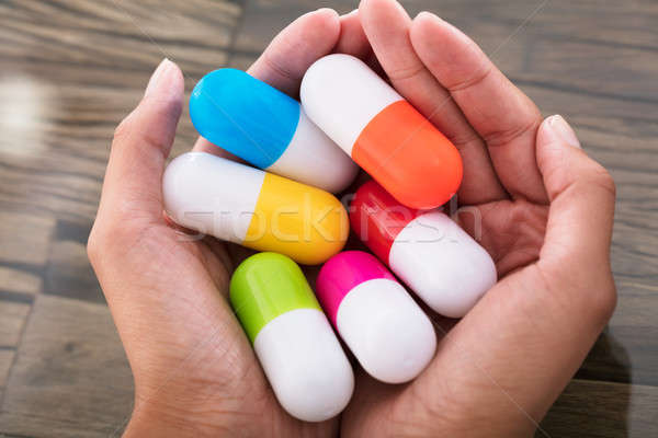 Kéz színes túlméretezett gyógyszer tabletták személy Stock fotó © AndreyPopov