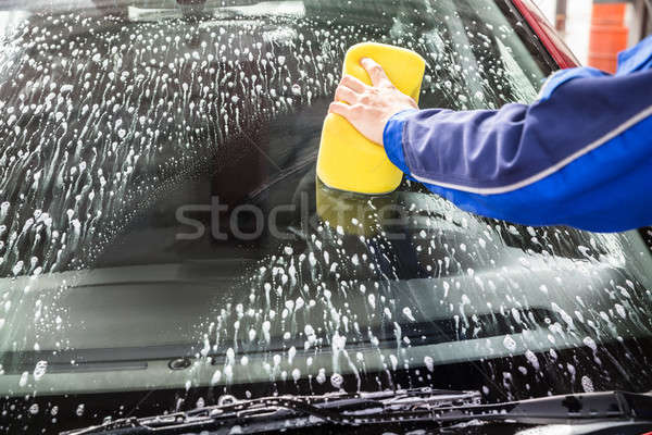 Mână curăţenie maşină parbriz burete Imagine de stoc © AndreyPopov