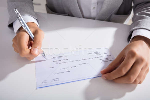 Persoon hand ondertekening cheque pen Stockfoto © AndreyPopov