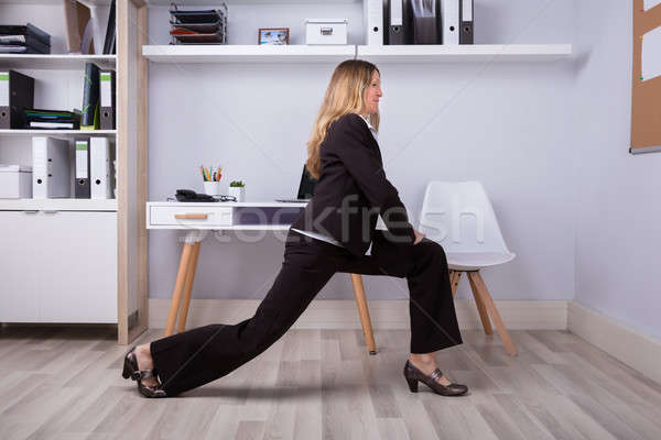 [[stock_photo]]: Femme · d'affaires · exercice · vue · de · côté · heureux · bureau
