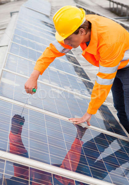 Stockfoto: Ingenieur · zonnepanelen · mannelijke · werk · tool · hemel