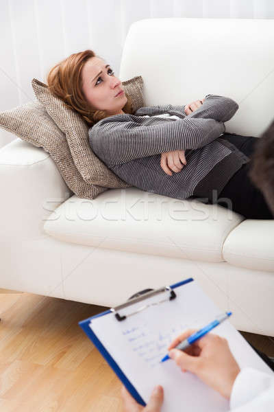 Femeie de afaceri vorbesc psihiatru canapea Imagine de stoc © AndreyPopov
