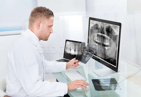 Lekarza radiolog patrząc xray online pulpit Zdjęcia stock © AndreyPopov