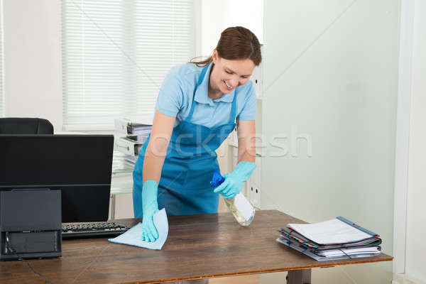Pracownika czyszczenia biurko szmata młodych szczęśliwy Zdjęcia stock © AndreyPopov