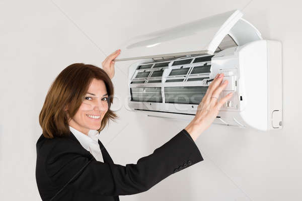 女實業家 冷氣機 年輕 辦公室 牆 技術 商業照片 © AndreyPopov