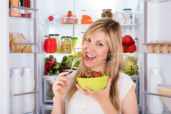 Foto stock: Mujer · comer · ensalada · refrigerador · jóvenes · feliz