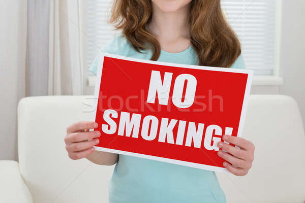 Stock fotó: Lány · tart · dohányozni · tilos · felirat · közelkép · szalag