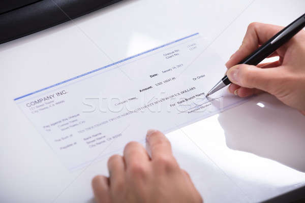 Personen Hand Unterzeichnung Scheck Schreibtisch Stock foto © AndreyPopov