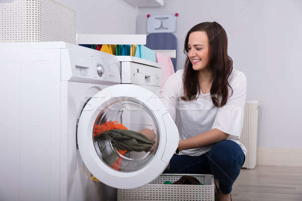 Stok fotoğraf: Kadın · elbise · çamaşır · makinesi · yandan · görünüş · genç · kadın · kadın
