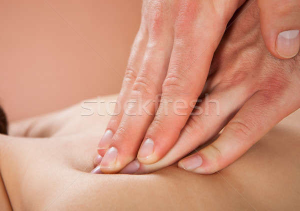 Terapeutul femeie clientii înapoi spa Imagine de stoc © AndreyPopov