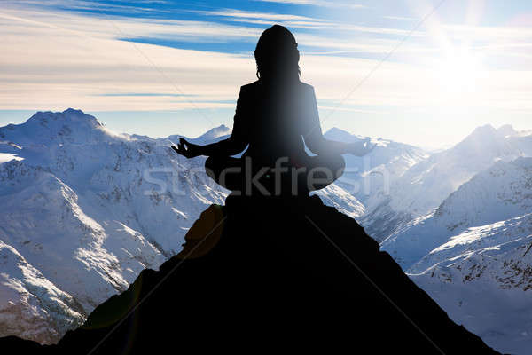 Foto stock: Mujer · realizar · yoga · silueta · nieve