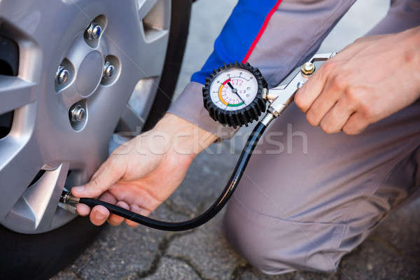 Foto stock: Pessoa · carro · pneu · pressão