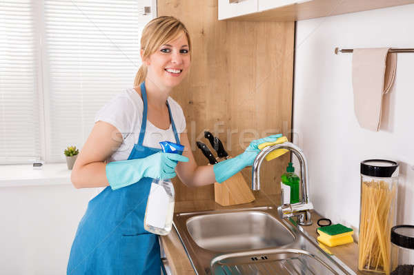 Mulher limpeza aço inoxidável afundar cozinha jovem Foto stock © AndreyPopov