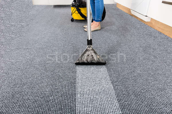 Schoonmaken tapijt stofzuiger vrouw Stockfoto © AndreyPopov