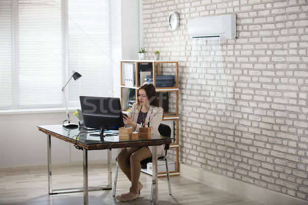 Geschäftsfrau arbeiten Büro Klimaanlage glücklich jungen Stock foto © AndreyPopov