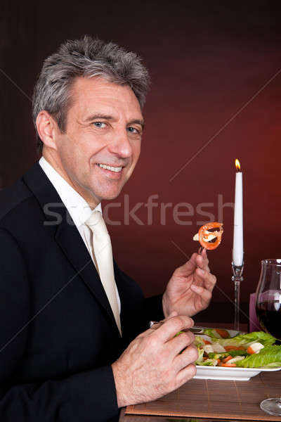 Dojrzały mężczyzna jedzenie Sałatka restauracji piękna żywności Zdjęcia stock © AndreyPopov