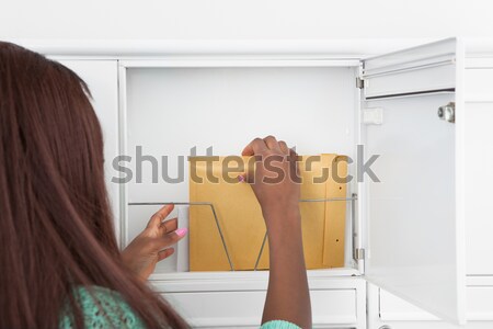 Femeie litere cutie poştală mână păr Imagine de stoc © AndreyPopov