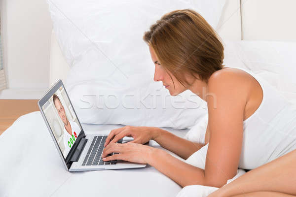 Vrouw laptop jonge vrouw man slaapkamer computer Stockfoto © AndreyPopov